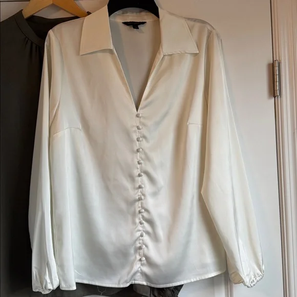 3 Blouses: Banana Republic, WHBM - Picture 5 of 11